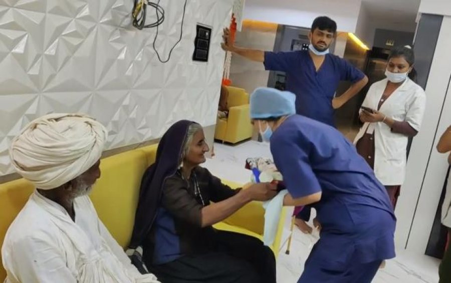 Mjekët i thanë jo/ Një 70 vjeçare në Indi lind fëmijën e saj të parë