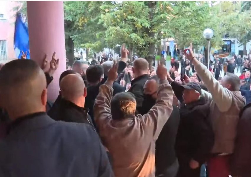 LIVE/ Pritje entuziaste në Peshkopi, qytetarët presin Sali Berishën