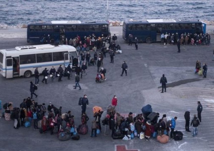 ‘Greqia po lë emigrantët pa ushqim’, organizatat japin alarmin