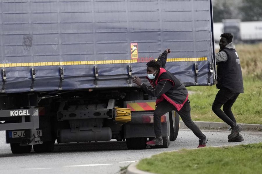 Si të fshihesh nëpër kamionë për të arritur në Britani: Dita e një emigranti - FOTO