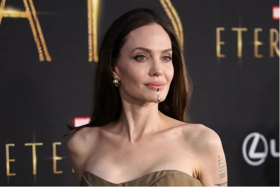Angelina Jolie në premierën 'Eternals' tërheq vëmendjen me aksesorin në mjekrën e saj