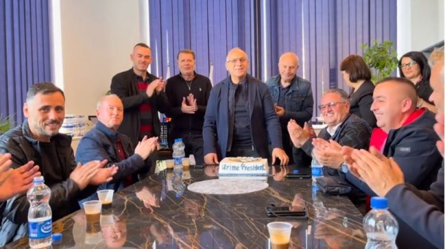 Disa orë pasi u sulmua fizikisht, Agim Ademi feston ditëlindjen me anëtarë të FFK-së (Video)