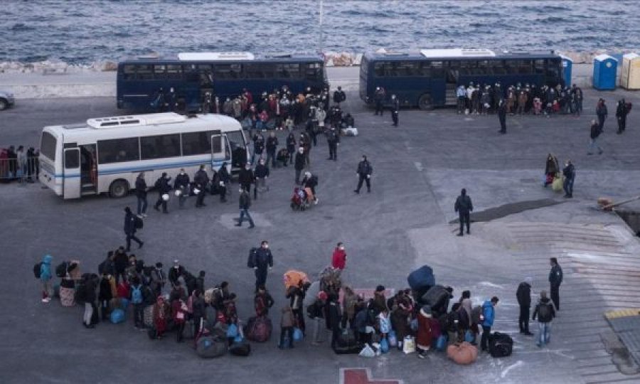 ‘Greqia po lë emigrantët pa ushqim’, organizatat japin alarmin