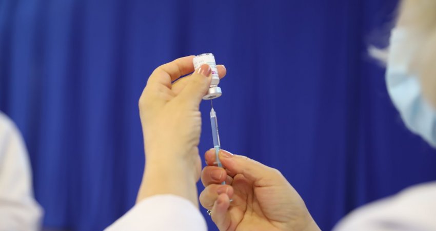 Mbi 50 për qind e qytetarëve të Kosovës mbi 16 vjeç të vaksinuar me dy dozat