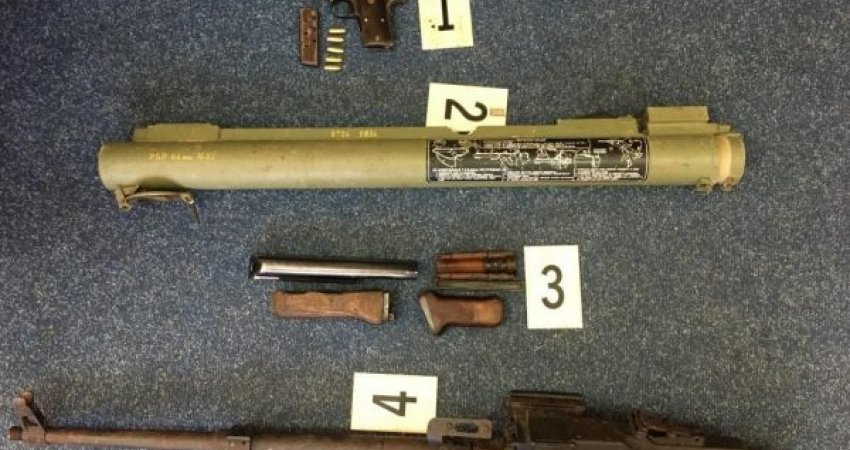 Iu gjetën armë e mjete luftarake, arrestohet një person në Gjakovë