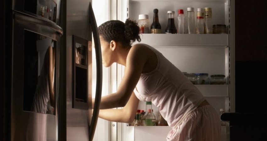 Pse ka drita në frigorifer dhe jo në frigorifer me ngrirje të thellë? Përgjigjja do t’ju befasojë!