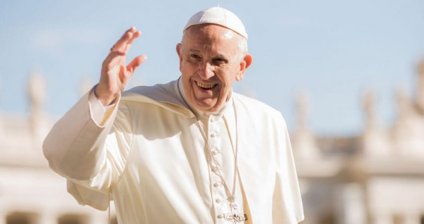 Vatikani 'shpërthen' në duartrokitje, pasi 10-vjeçari ia mori kapelën Papës (Video)