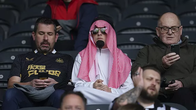 Newcastle u kërkon fansave të ndalojnë veshjen e rrobave imituese arabe në stadium