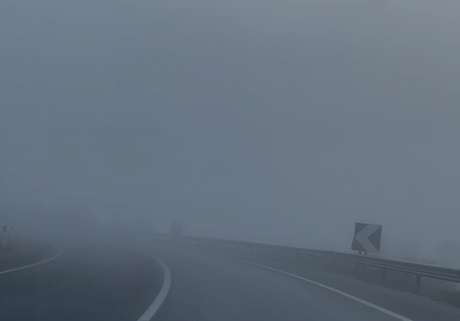 VIDEO/ Korça mbulohet nga mjegulla