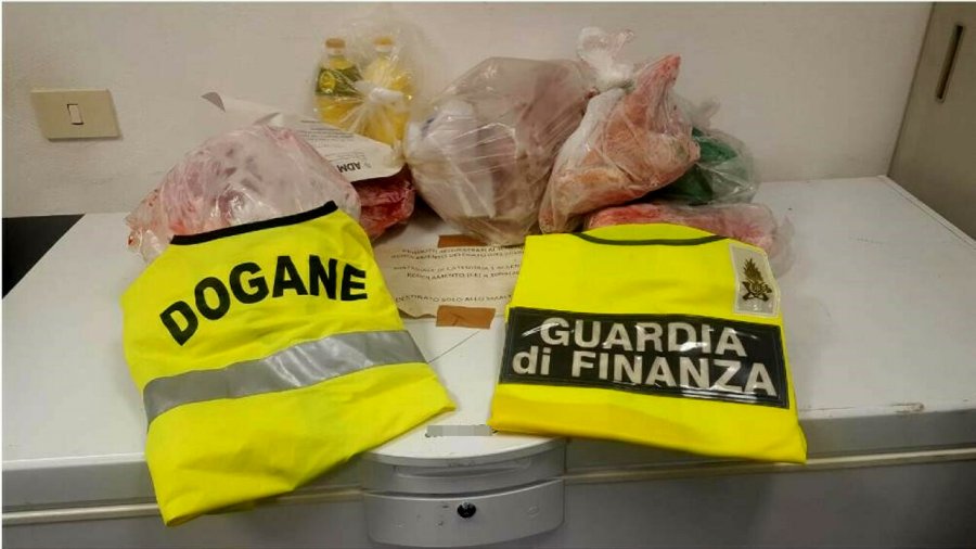 Shqiptarit i kapen 40 kg mish në bagazhe, ishte nisur nga Tirana