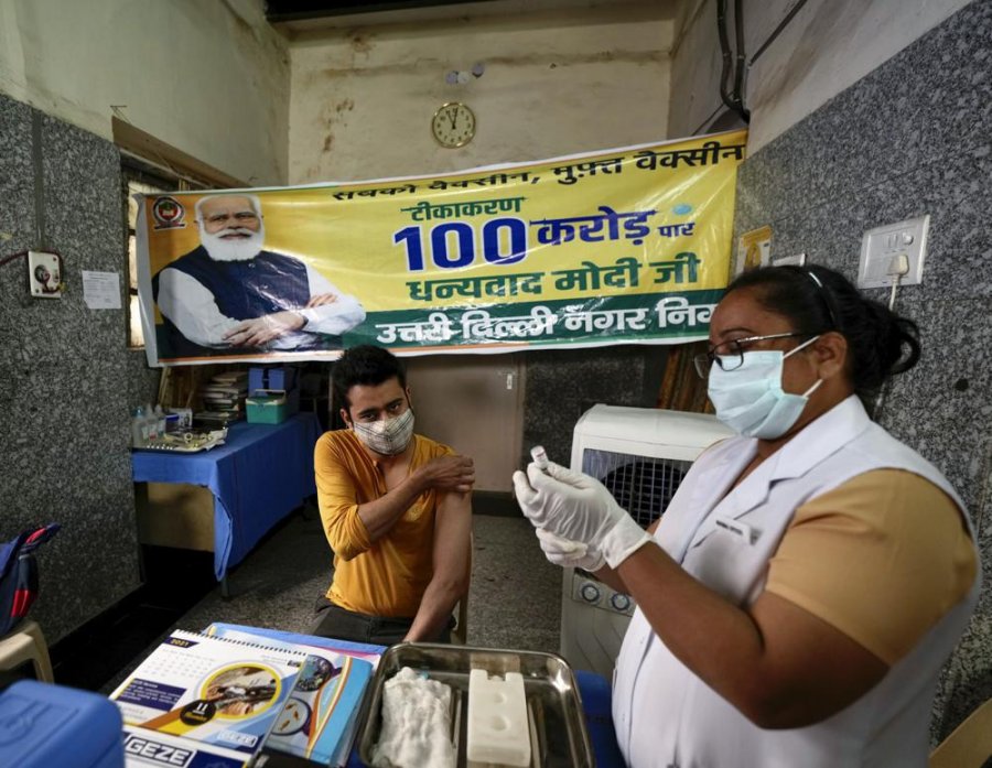 India feston për vaksinën e 1-miliardtë, shpreson të përshpejtojë dozat e dyta