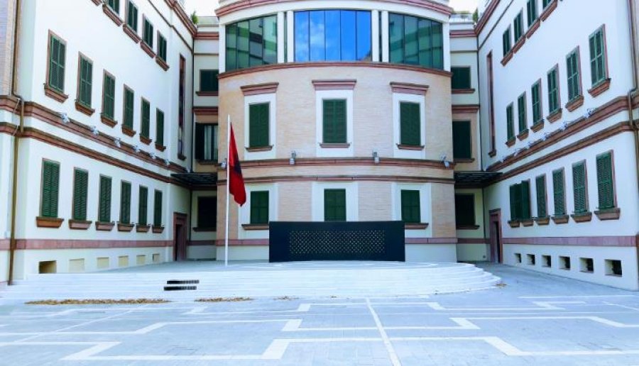 'Ke zënë hyrjen e ministrit'/ Gjykata e Tiranës dënon të riun që po rrinte ulur te shkallët e Ministrisë