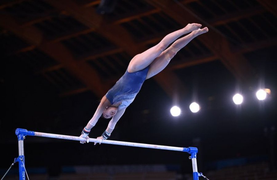 Bie nga paralelja gjatë stërvitjes, gjimnastja 21-vjeçare dëmton shtyllën kurrizore