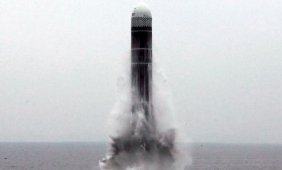 Koreja e Veriut teston lëshimin e një rakete balistike nga një nëndetëse
