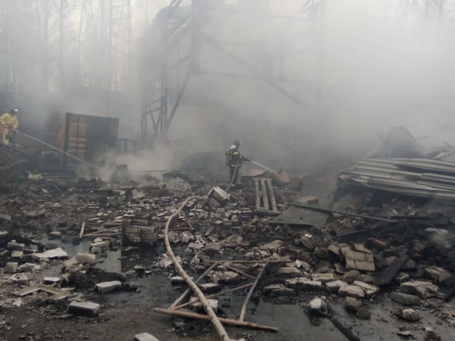 Shpërthimi dhe zjarri vrasin 16 persona në uzinën e kimikateve në Rusi
