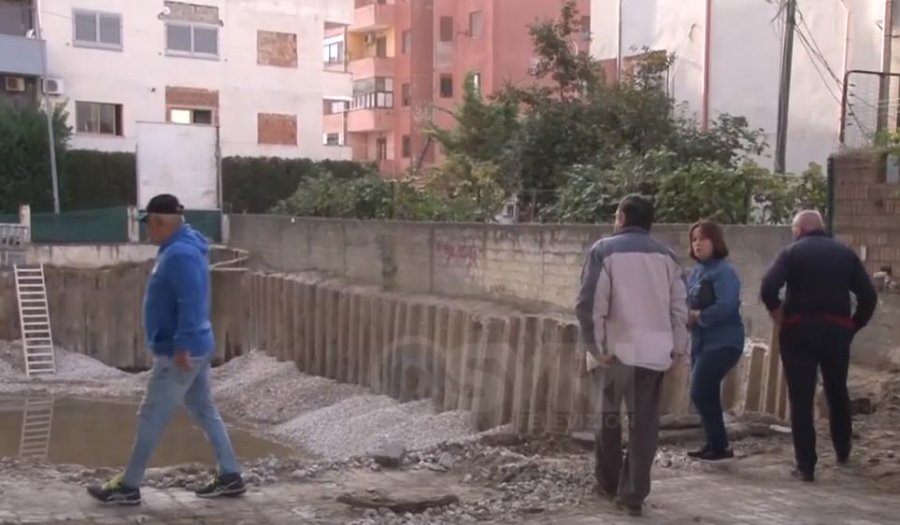 VIDEO – SYRI TV/ Ndërtimi i një pallati tjetër, banorët në protestë: Tërmeti e dëmtoi, tani po na e shkatërrojnë