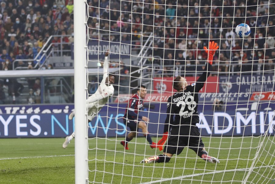 Milani mund Bolonjën në një ndeshje të pabesueshme dhe ngjitet në krye të Serie-A