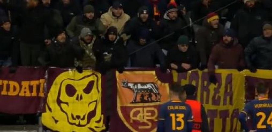 VIDEO/ Momenti kur tifozët Romës përplasen me lojtarët 