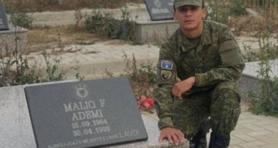 Ushtari i ri i FSK-së shkon me uniformë tek varri i babait, përlot me fjalët për të