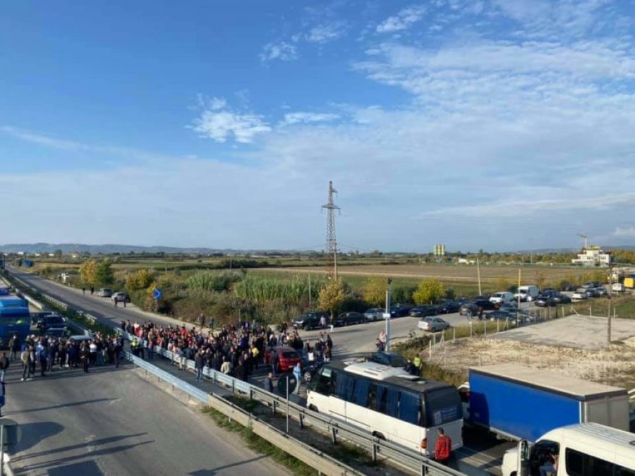 VIDEO/ Mbyllja e kryqëzimit 'Pushimi i shoferit' në Lushnjë nxjerr fshatrat në protestë: Gjeni zgjidhje