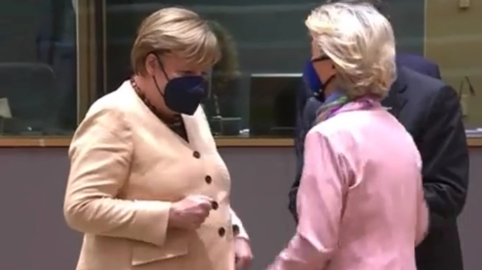 Von der Leyen donte ta përshëndeste me dorën e shtërnguar, ja çfarë bëri Merkel