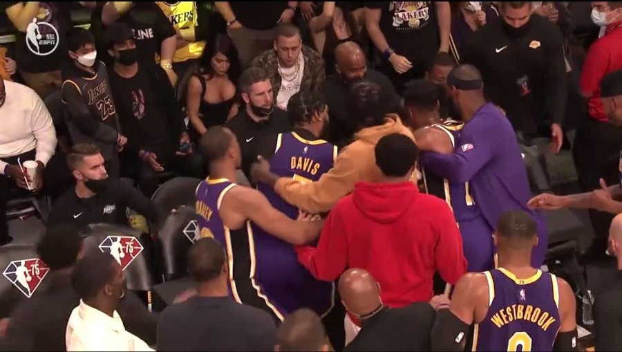 VIDEO/ Nuk përmbahen më, yjet e Los Angeles Lakers përleshen mes njëri-tjetrit