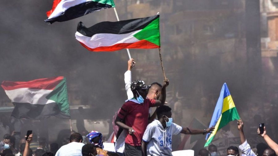 Arrestohen zyrtarët e lartë, ndërpritet telefonia në një grusht shteti të mundshëm në Sudan