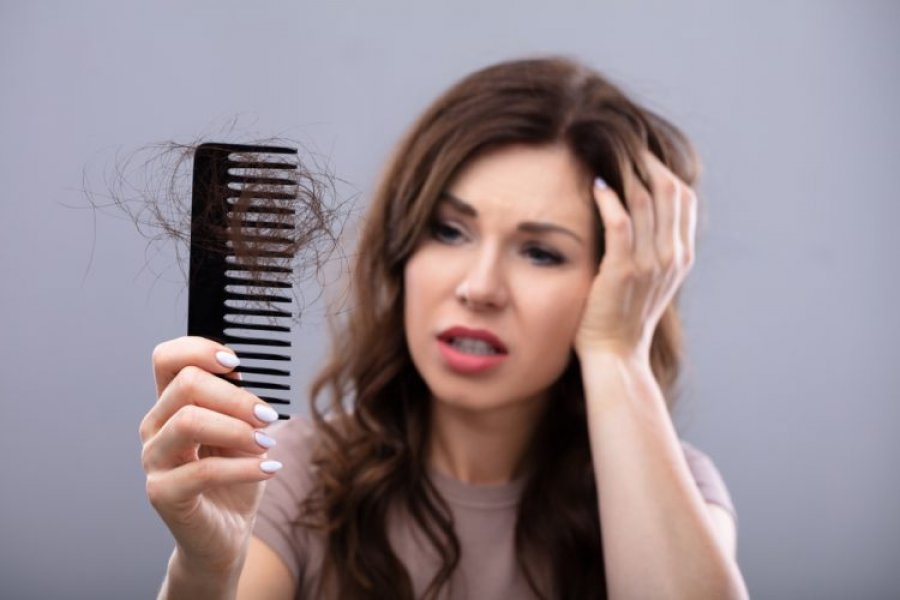 Arsyet më të zakonshme të rënies së flokëve
