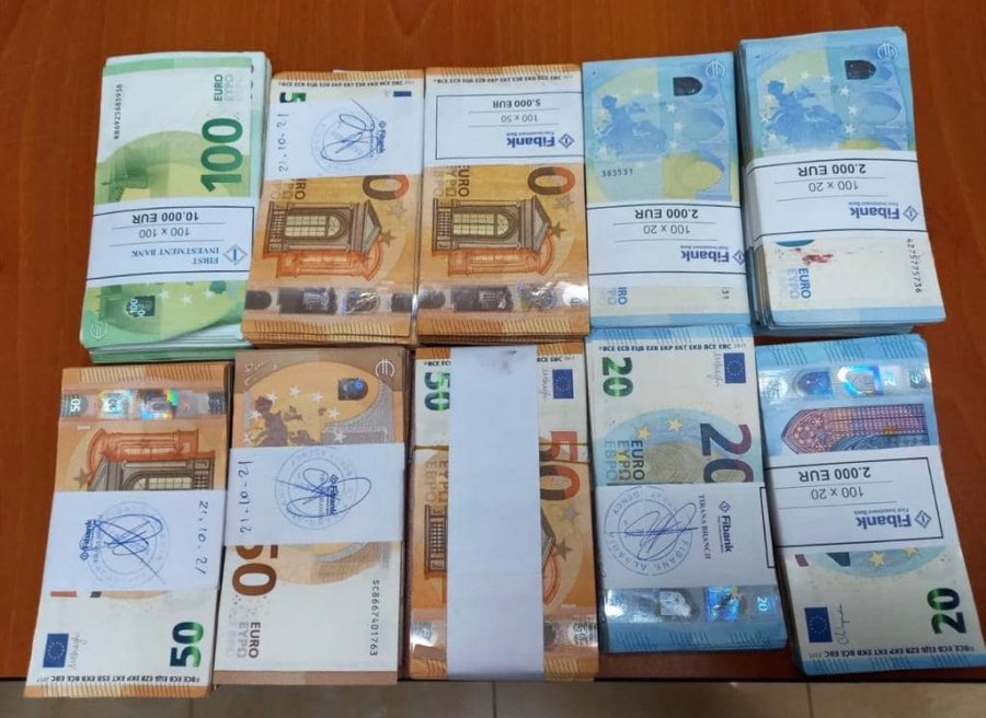 Drejt Greqisë me 44.5 mijë euro të padeklaruara, procedohet penalisht, 41-vjeçari nga Berati