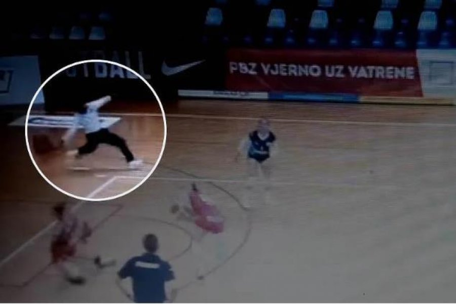 VIDEO/ I dehur sa nuk mban këmbët e veta, arbitri bëhet protagonist në ndeshjen e volejbollit