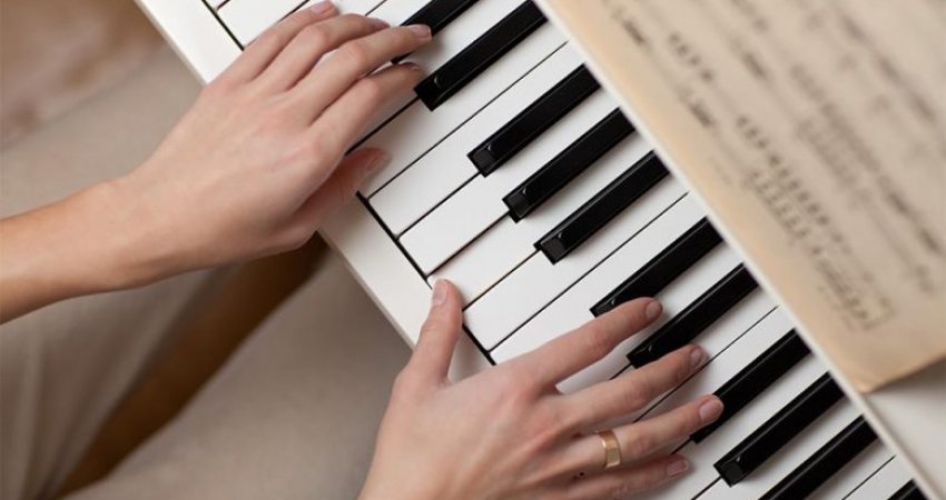 Përfitimet shëndetësore të mësimeve të pianos