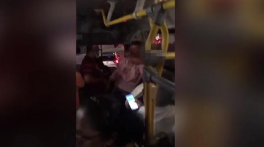 VIDEO/ Burri ngacmon gruan në autobus, nuk e dinte çfarë e priste më pas