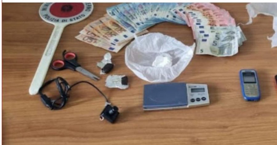 Shqiptari kishte kthyer shtëpinë në pikë të shpërndarjes së kokainës, arrestohet