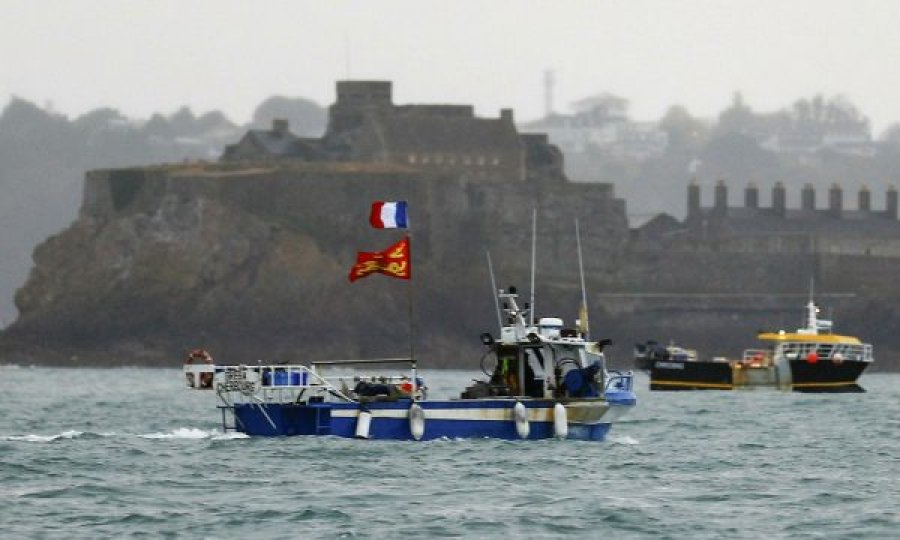 Rriten tensionet, Franca sekuestron një barkë britanike