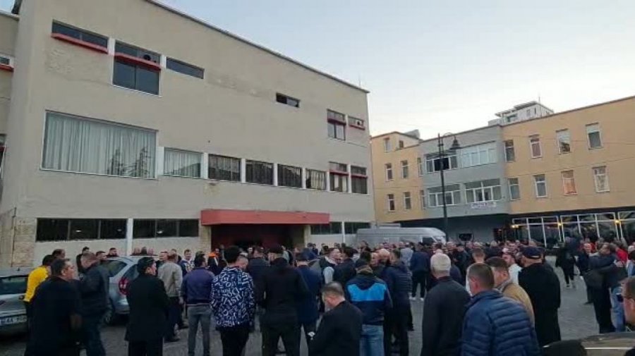 VIDEO/ ‘Foltorja’ në Lezhë, qytetarët e ndjekin Berishën nga jashtë pallatit të Kulturës