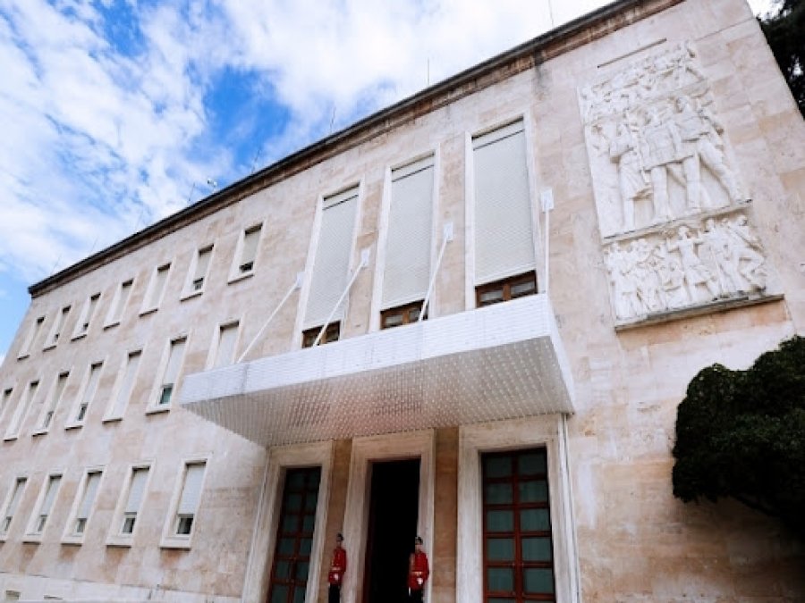 Arbitrariteti i Qeverisë ndaj punonjësve kushton 33 milionë euro: Vendimet e gjykatave për pushimet nga puna