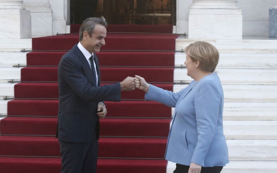 Merkel në Athinë, Mitsotakis ia kujton krizën dhe masat shtrënguese që i vuri Greqisë