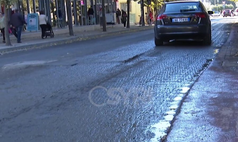 VIDEO SYRI TV/ Rruga 'Hoxha Tahsin' në gjendje të degraduar, u gërrye asfalti dhe nuk u shtrua
