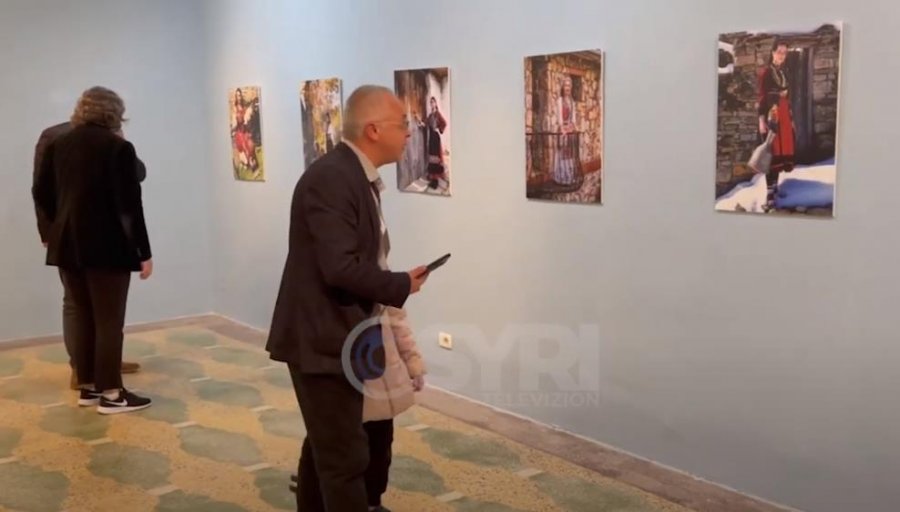 VIDEO – SYRI TV/ Çelet ekspozita ‘Etnos’ e fotografisë, Fezollari: Një nga ekspozitat më të bukura