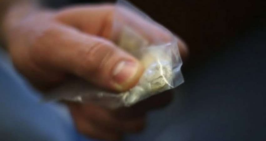Varësia nga droga: Policia i gjen të riut në Prishtinë marihuanë në kuti të syzeve