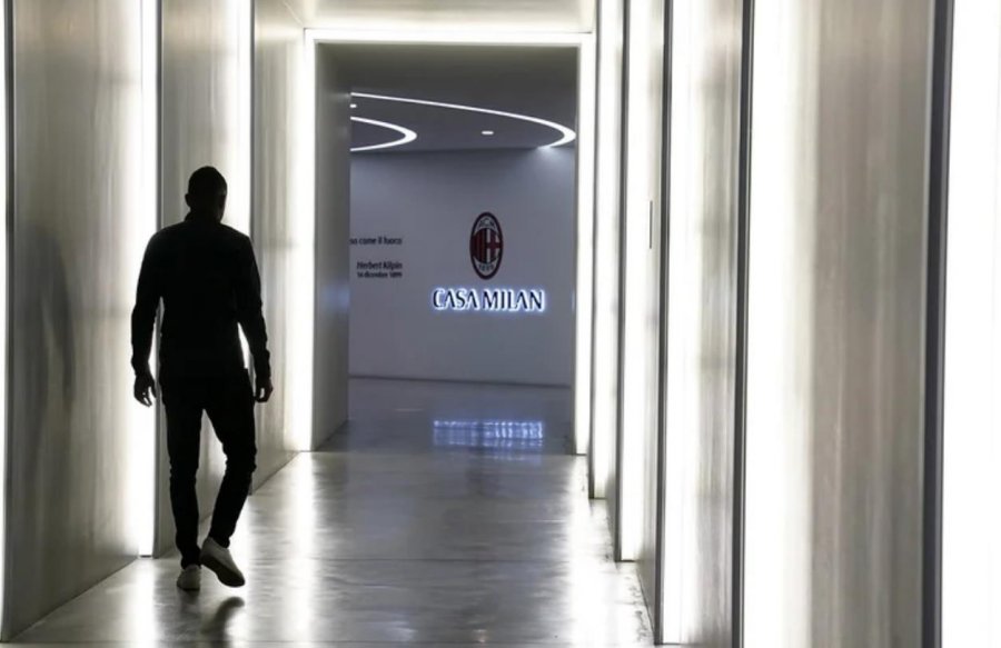 Nga një shpërndarës picash tek firma me gjigantët e Italisë, historia e jashtëzakonshme e futbollistit të ri të Milanit