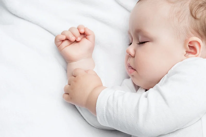 Çfarë duhet të shmangni kur vini fëmijën tuaj në gjumë