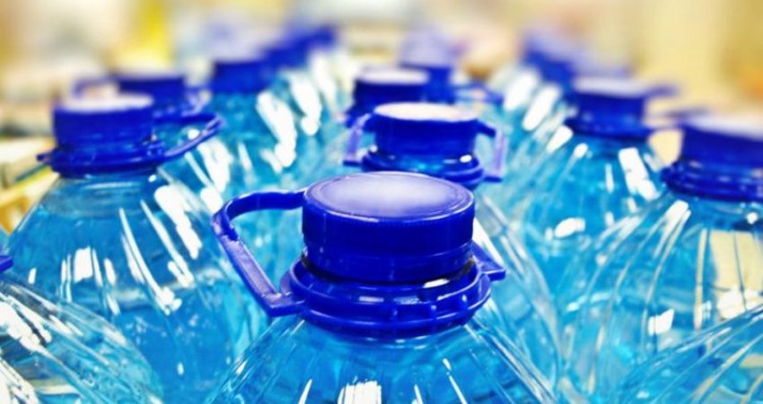 Mahnitëse: Populli që po mbrohet nga COVID duke përdorur shishet e plastikës 