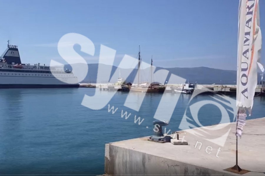 EMRI/ Vdes turistja në anijen turistike në Vlorë