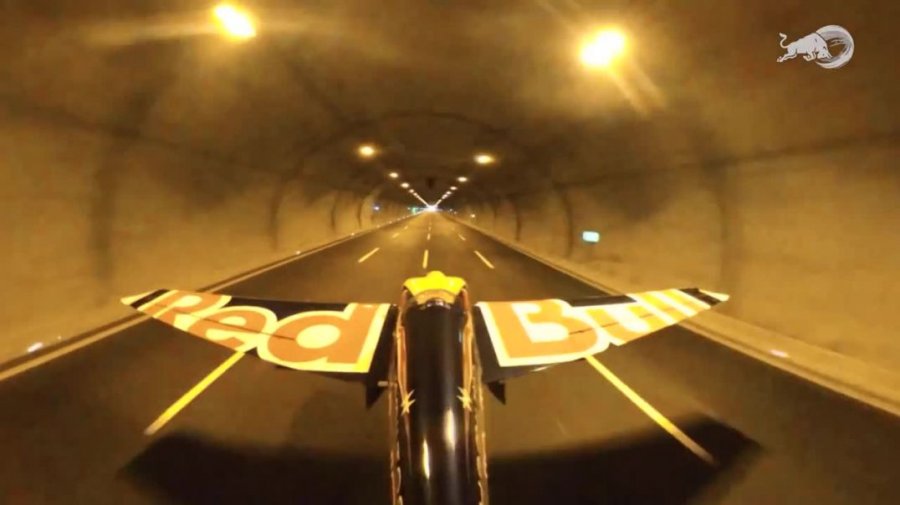 VIDEO/ Piloti guximtar fluturon me avion përgjatë 2 tuneleve në Turqi