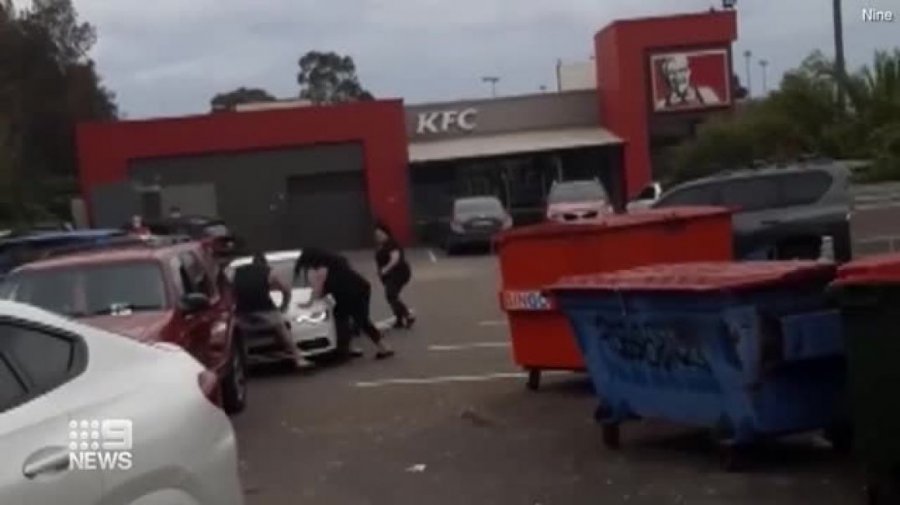 VIDEO/ Sherr për parkingun, nëna e re përplas me makinë kundërshtarin