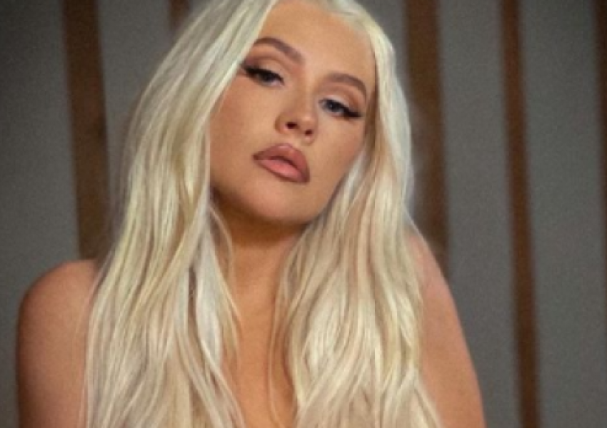 Christina Aguilera më s*ksi se kurrë, pozon 'topless' në kopertinën e albumit ‘Stripped’