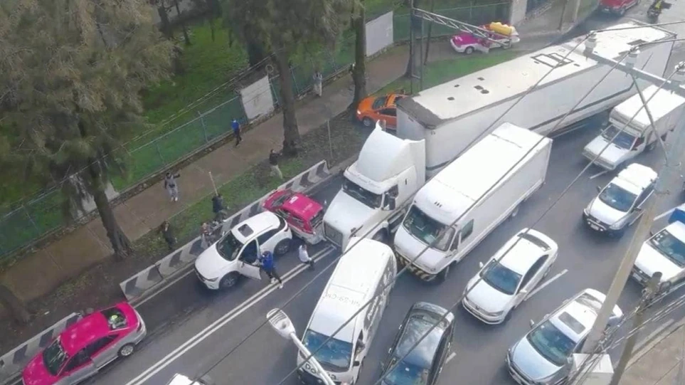  VIDEO/ Kaos në rrugët e Meksikës nga një shofer kamioni i cili merr para çdo automjet