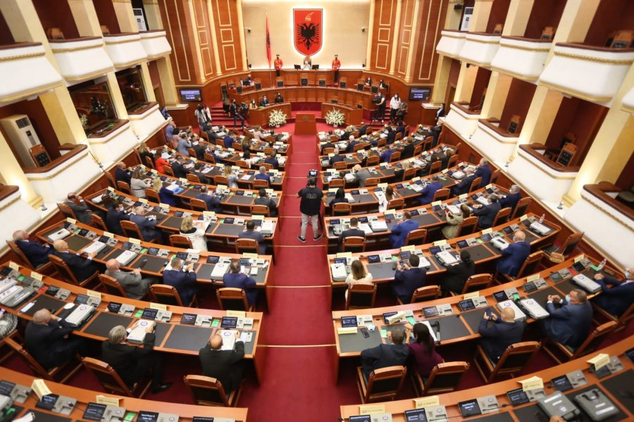 Ngrihet Komisioni i Verifikimit të Mandateve, ja emrat e deputetëve
