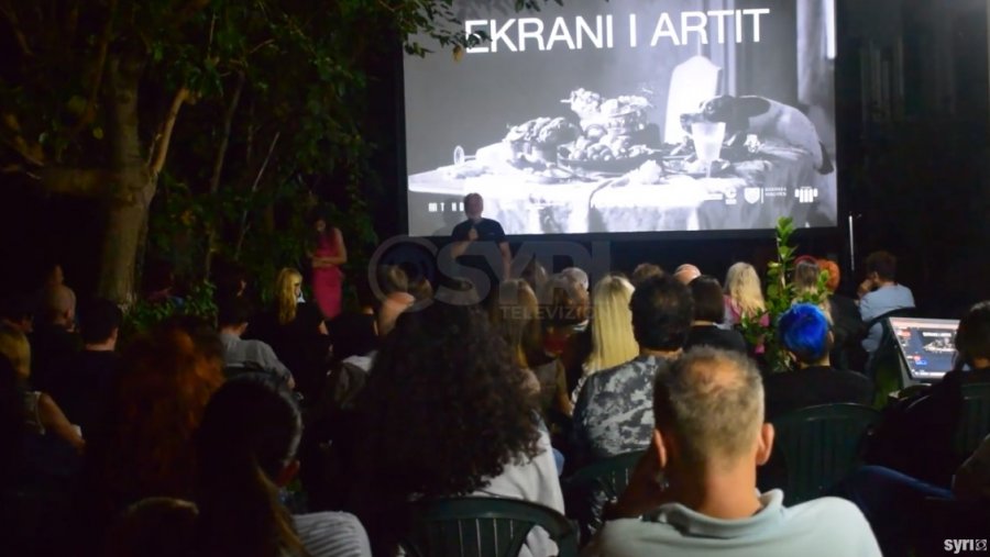 VIDEO/ Nata e dytë e festivalit 'Ekrani i artit', organizimi në oborrin e familjes Hoxha në Shkodër